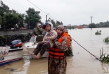 Rơi nước mắt những câu chuyện về tình người trong những ngày mưa lũ này